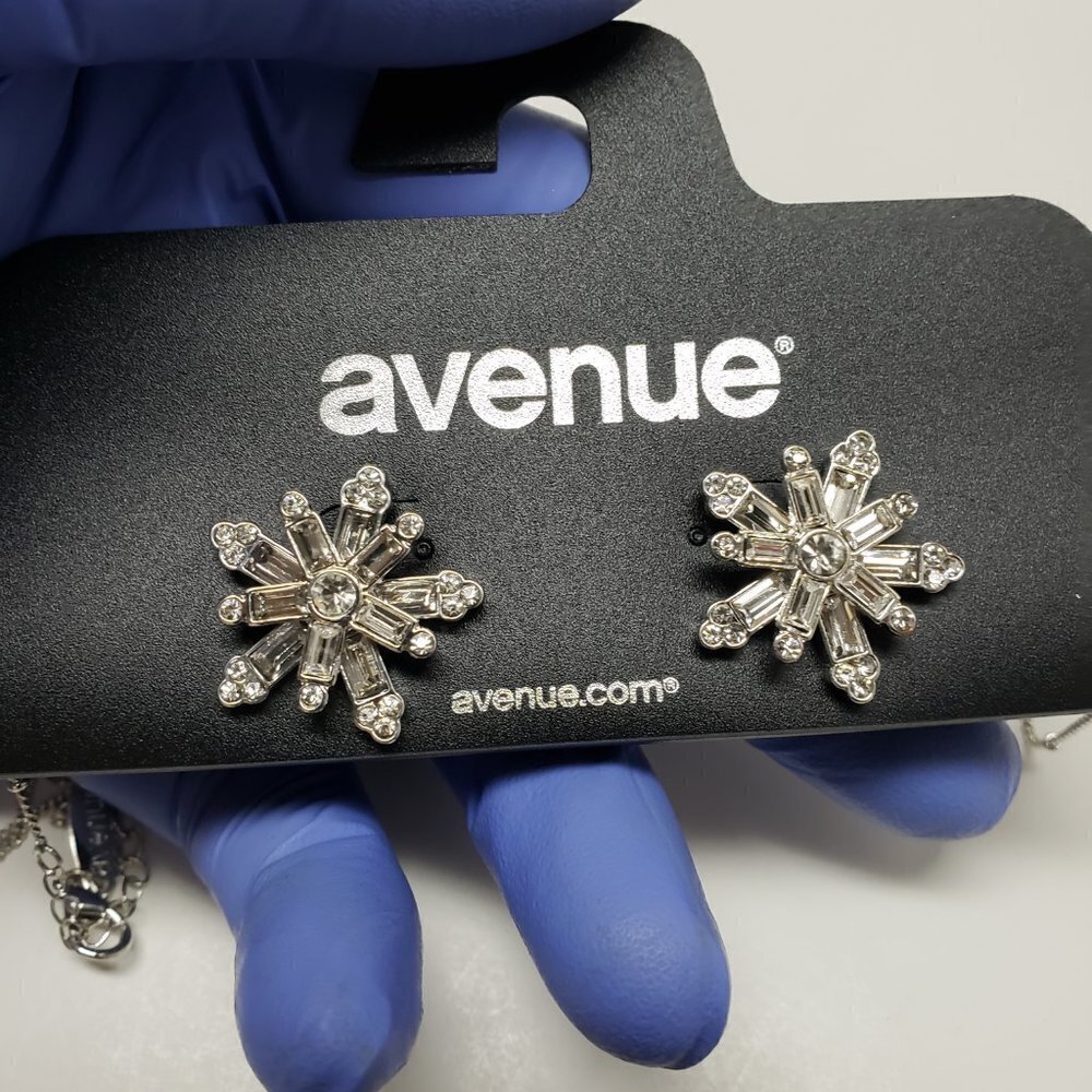 AVENUE Silver-tone Sparkling Crystals Snowflakes Pendant Necklace with Earrings - Picture 13 of 13